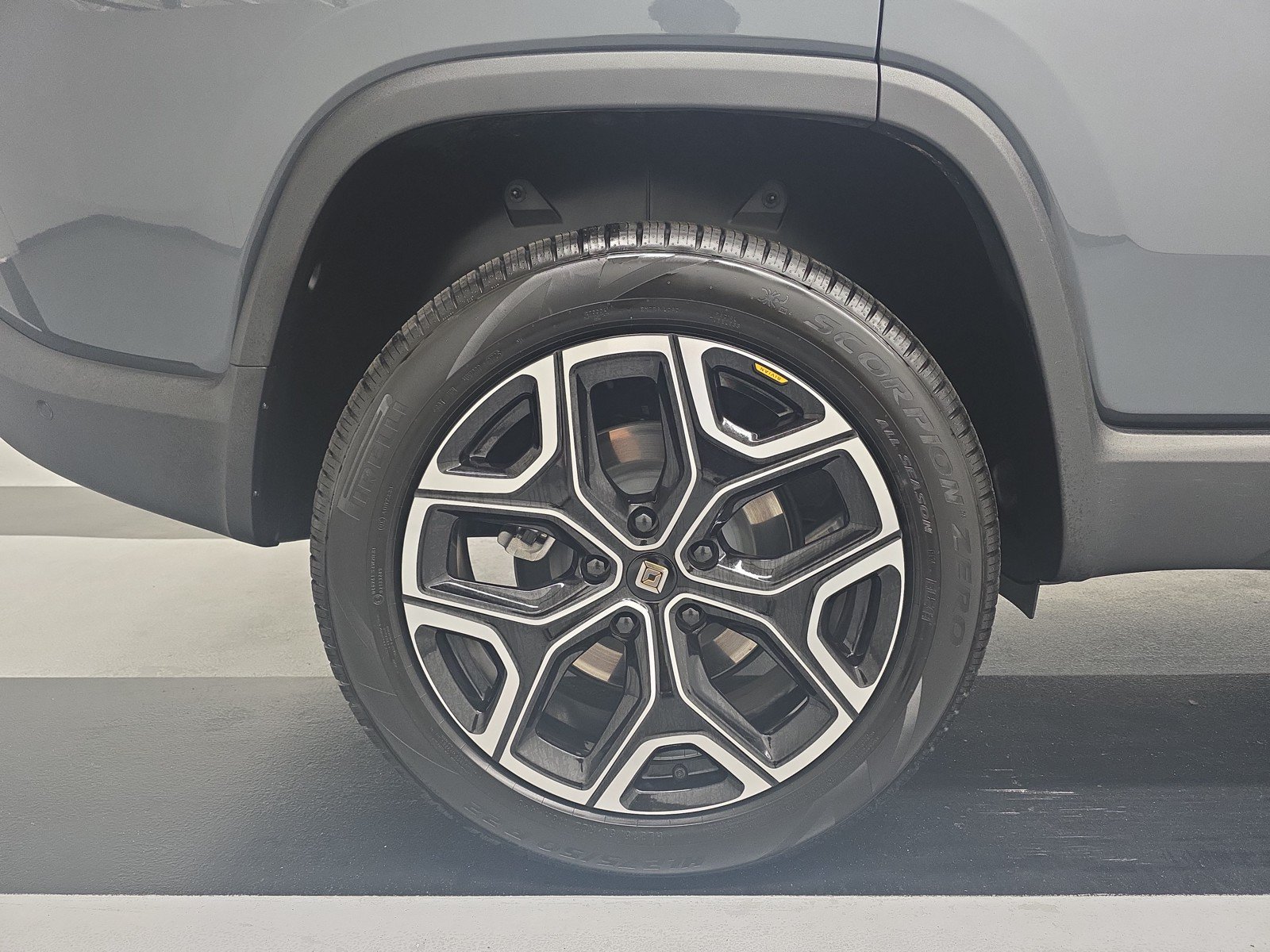 Used 2024 Rivian R1S Adventure AWD/4WD image 12