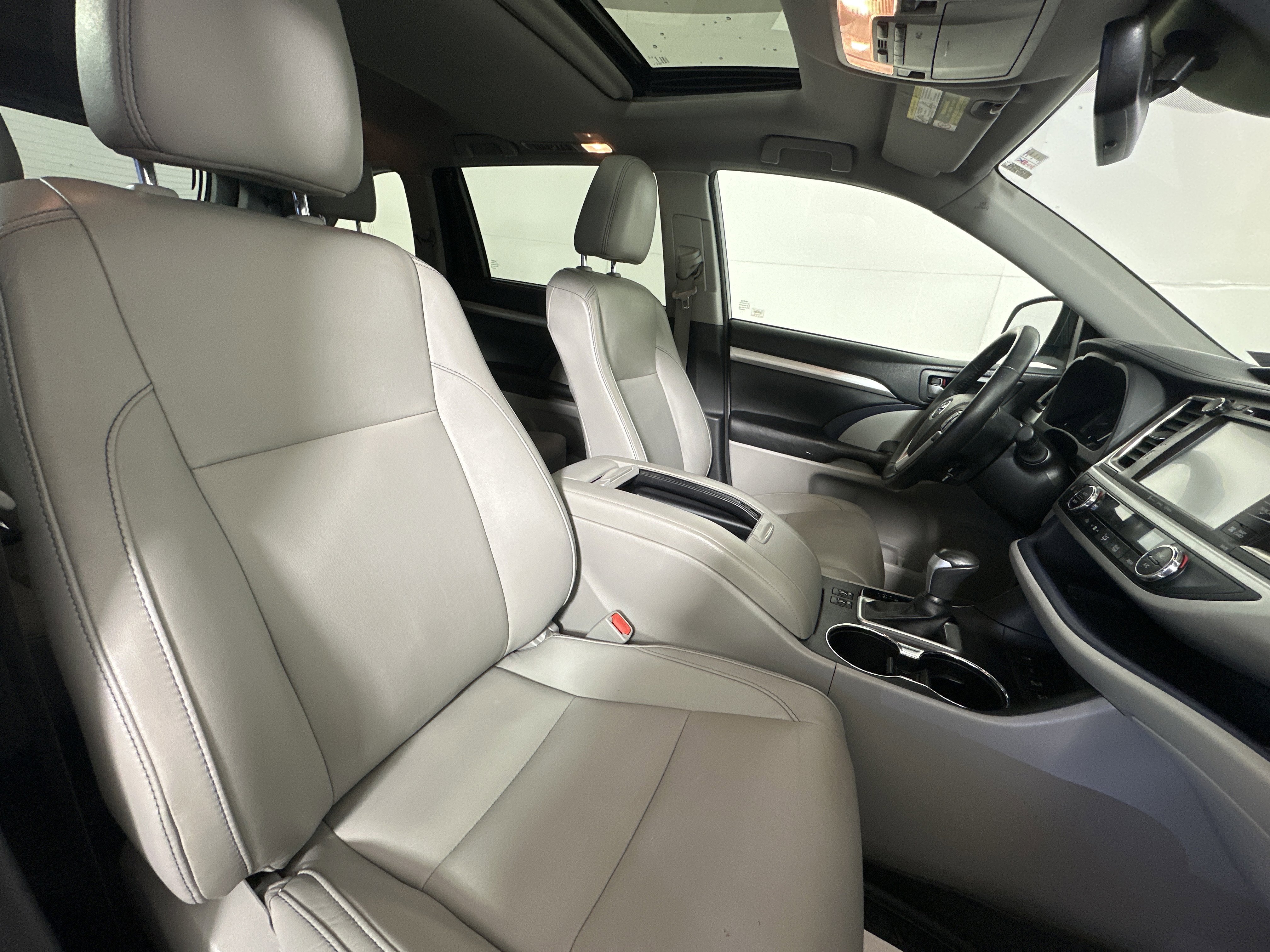 Used 2017 Toyota Highlander AWD V6 image 26