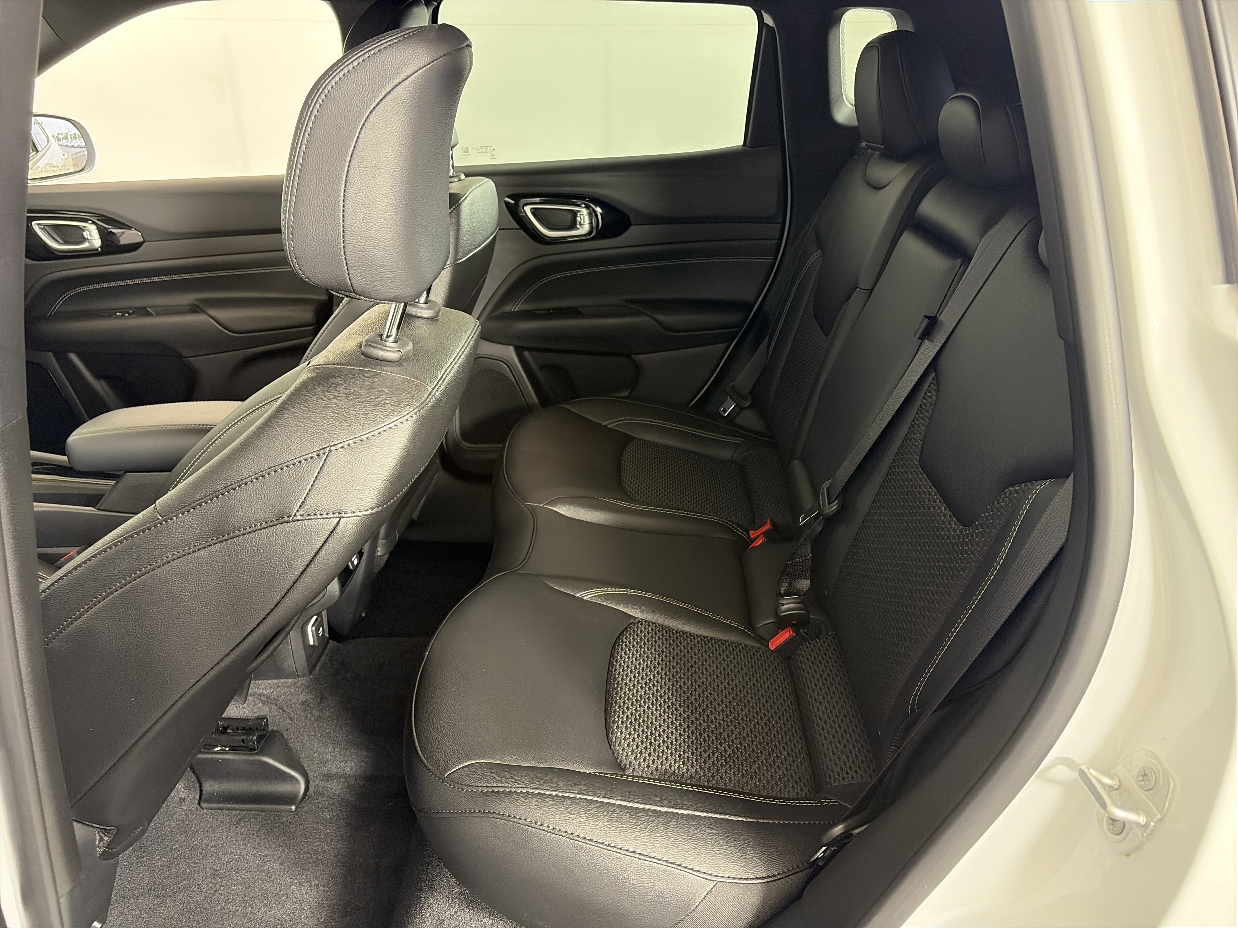 Used 2024 Jeep Compass Latitude w/ Convenience Group AWD/4WD image 7