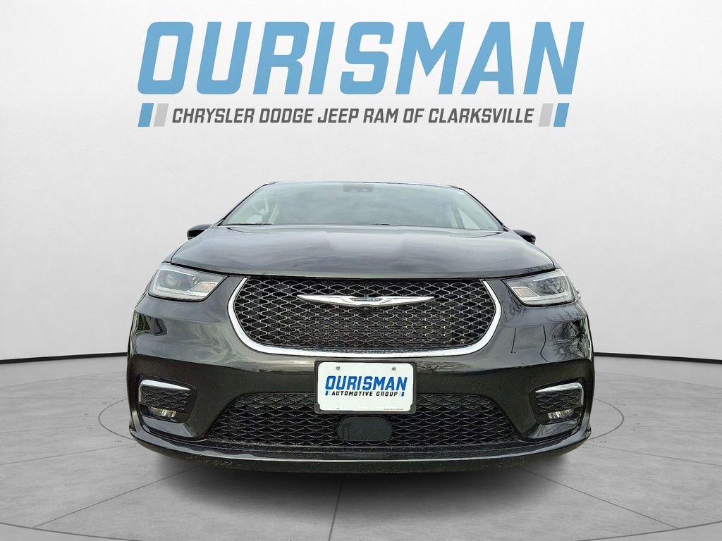 Used 2023 Chrysler Pacifica Touring-L image 2