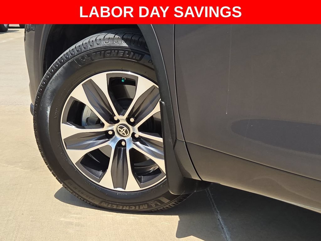 Used 2022 Toyota Highlander XLE FWD image 32
