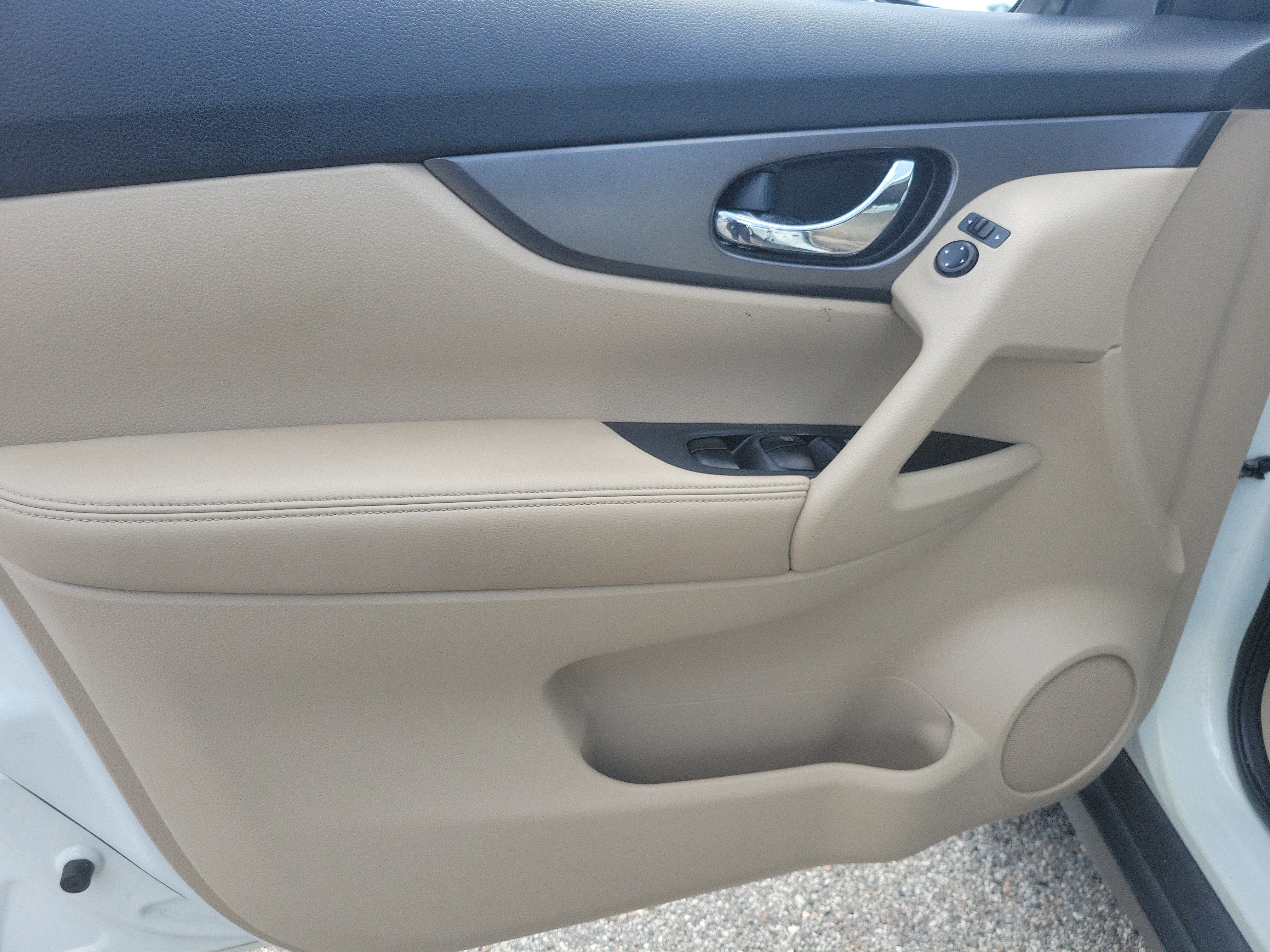 Used 2016 Nissan Rogue SV AWD/4WD image 17