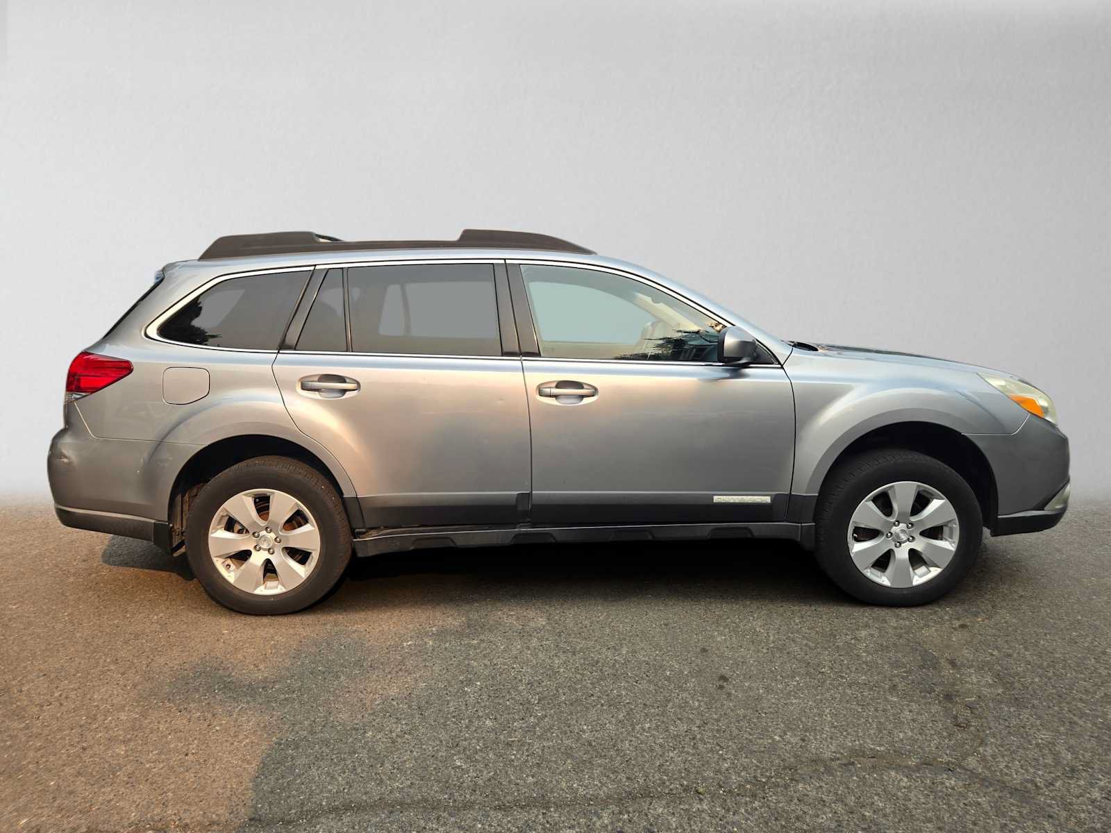 Used 2011 Subaru Outback 2.5i Premium AWD/4WD image 2