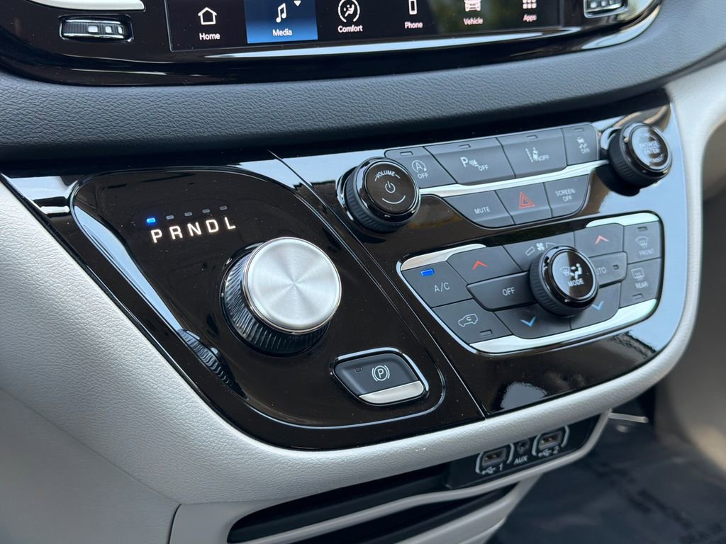 Used 2023 Chrysler Pacifica Touring-L FWD image 29