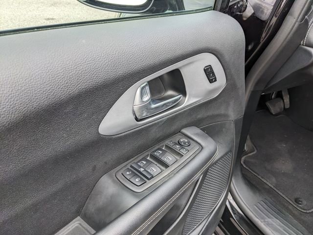 Used 2025 Chrysler Pacifica Limited image 23