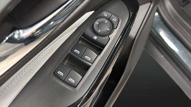 Used 2025 Chevrolet Trax LT FWD image 21
