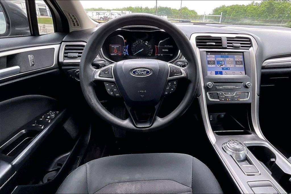 Used 2017 Ford Fusion SE w/ Fusion SE Technology Package FWD image 8