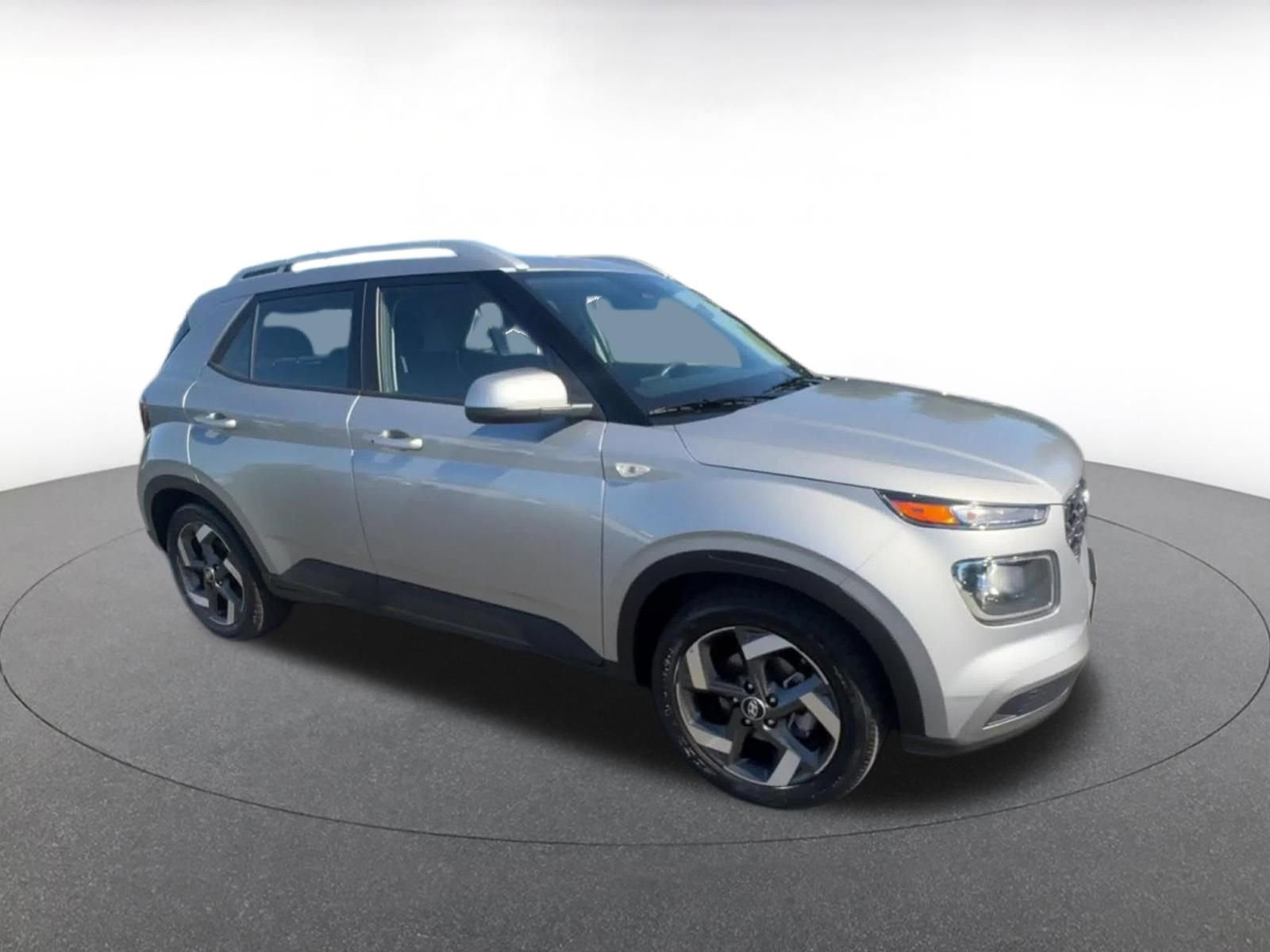 Used 2025 Hyundai Venue SEL image 2
