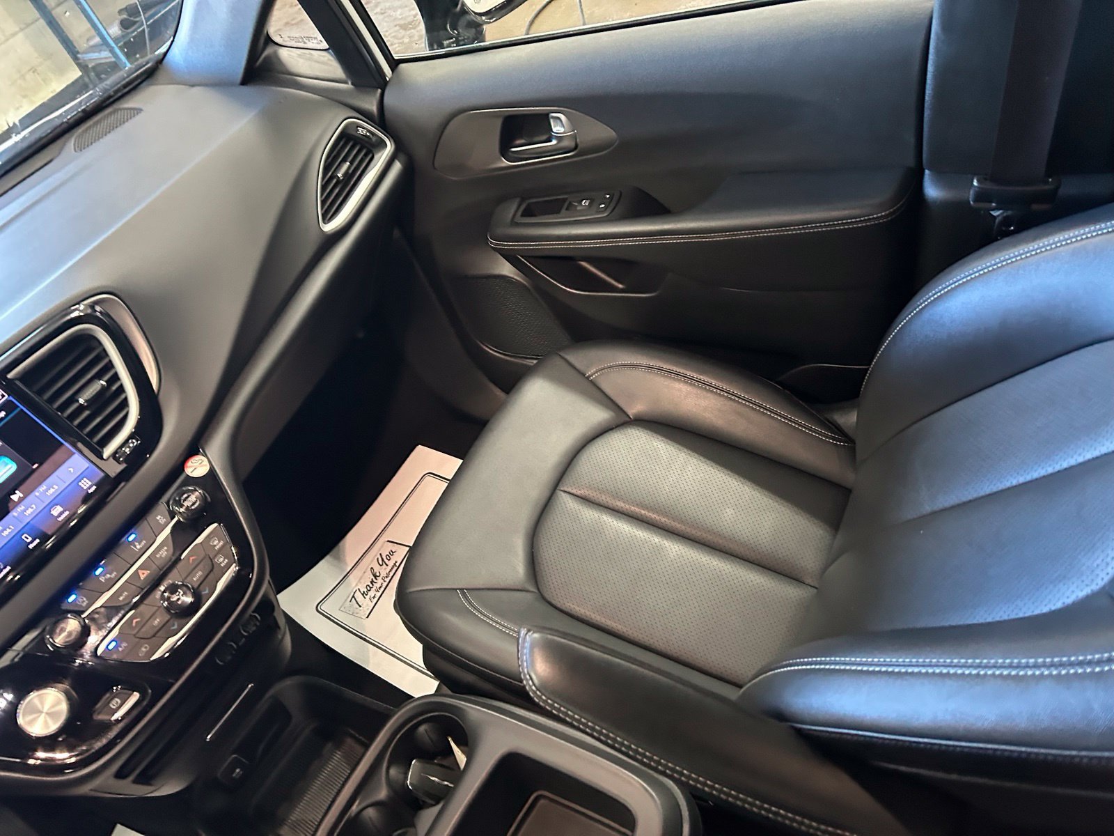 Used 2025 Chrysler Pacifica Select FWD image 28