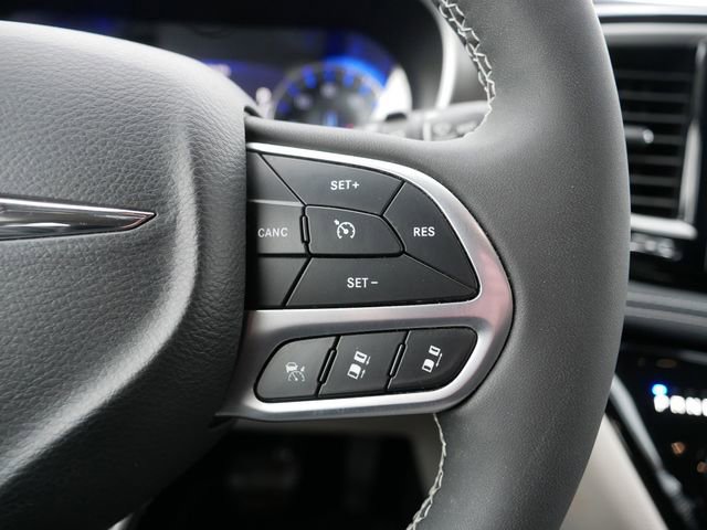 Used 2023 Chrysler Pacifica Touring-L image 25