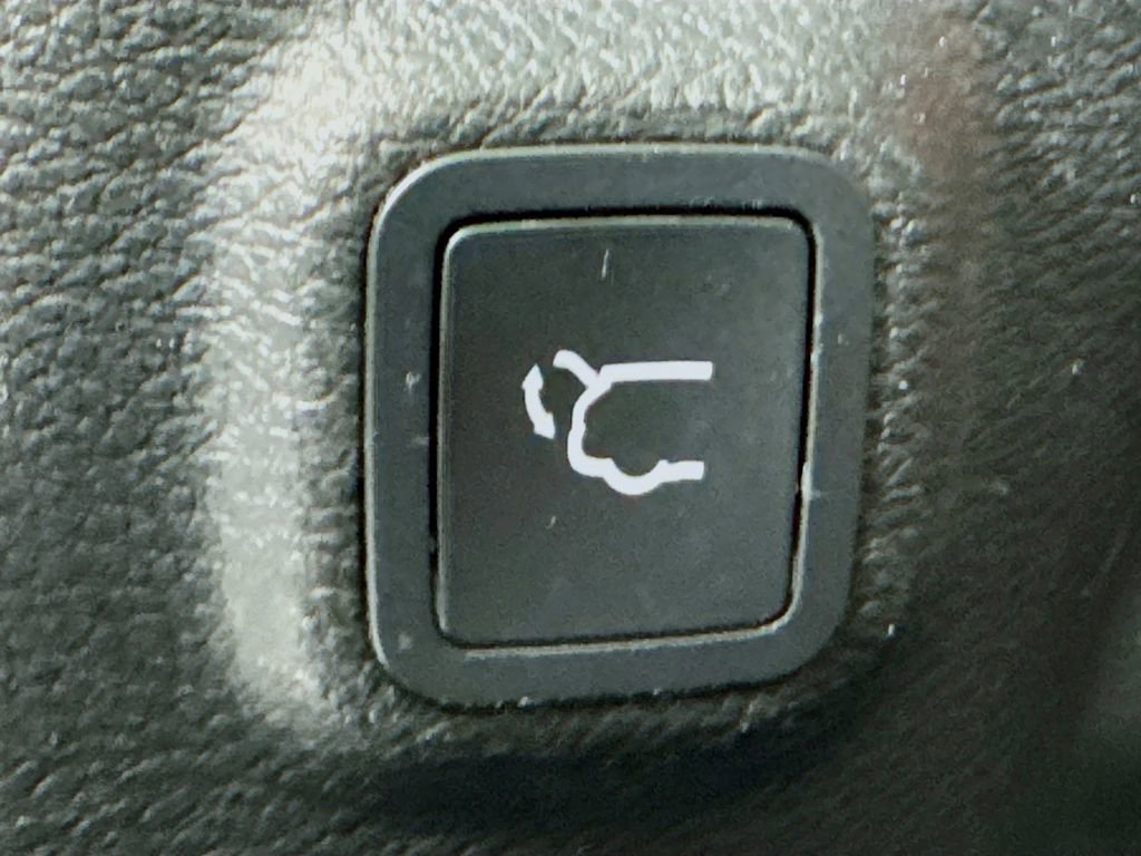 Used 2020 Jeep Cherokee Limited image 32