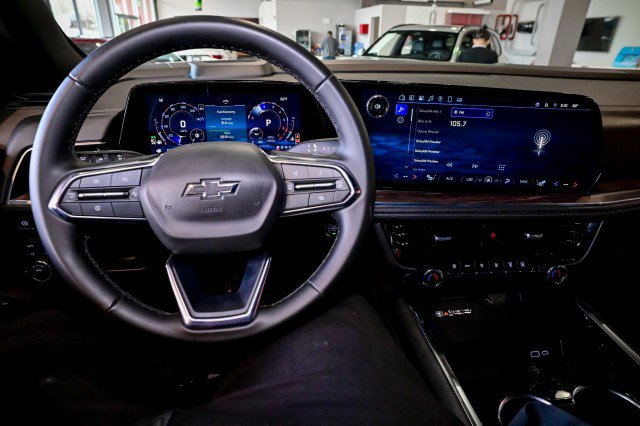 Used 2025 Chevrolet Suburban Z71 image 36