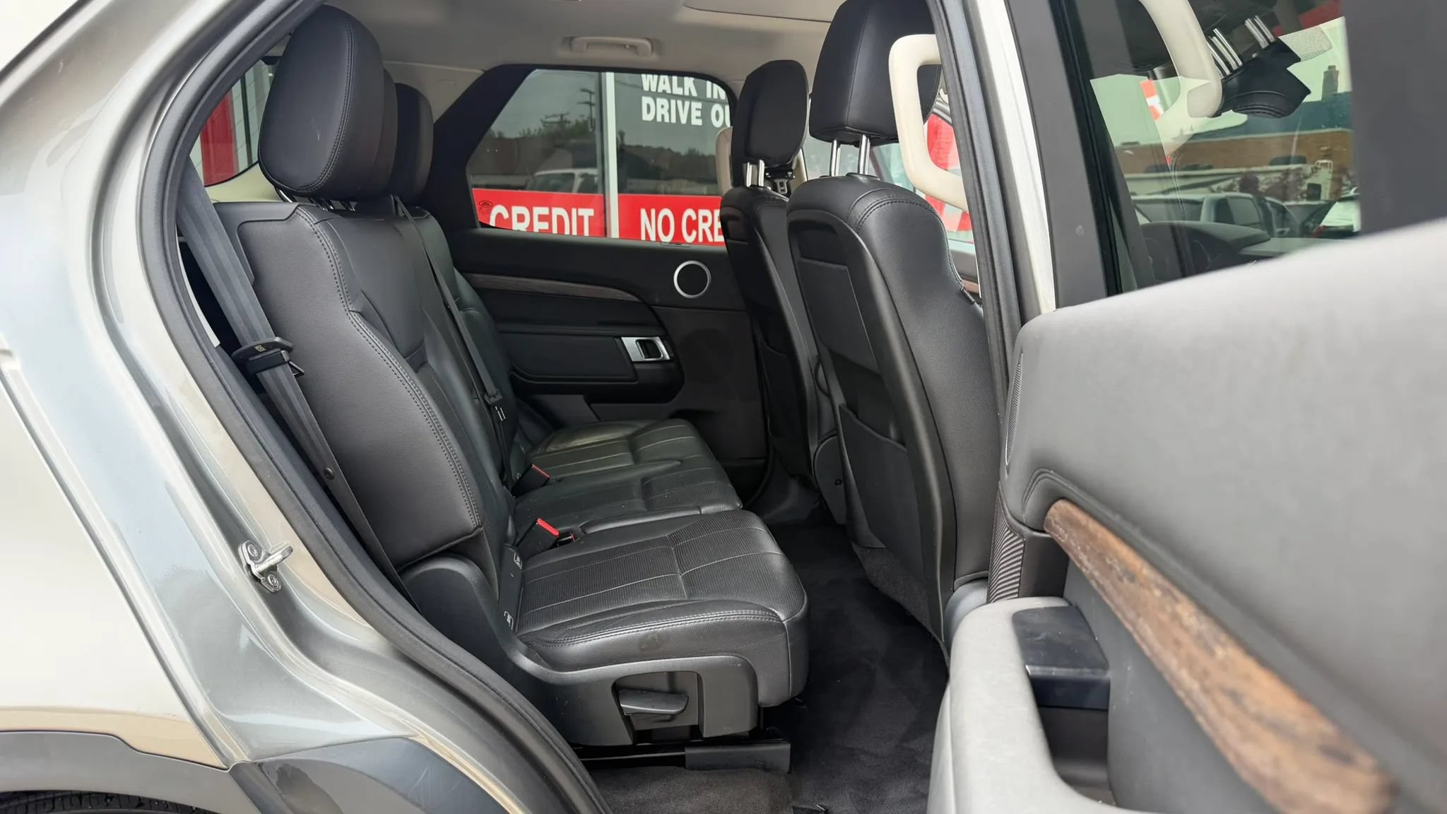 Used 2017 Land Rover Discovery HSE AWD/4WD image 12