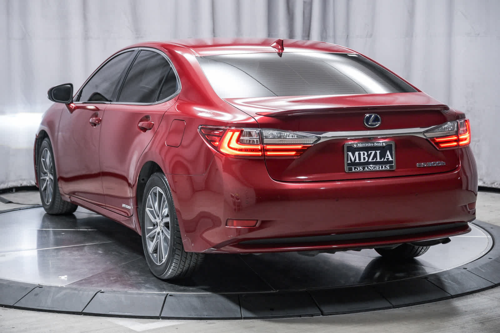 Used 2018 Lexus ES 300h w/ Navigation Package FWD image 2