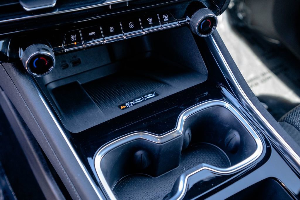 Used 2025 Chevrolet Traverse LT image 23