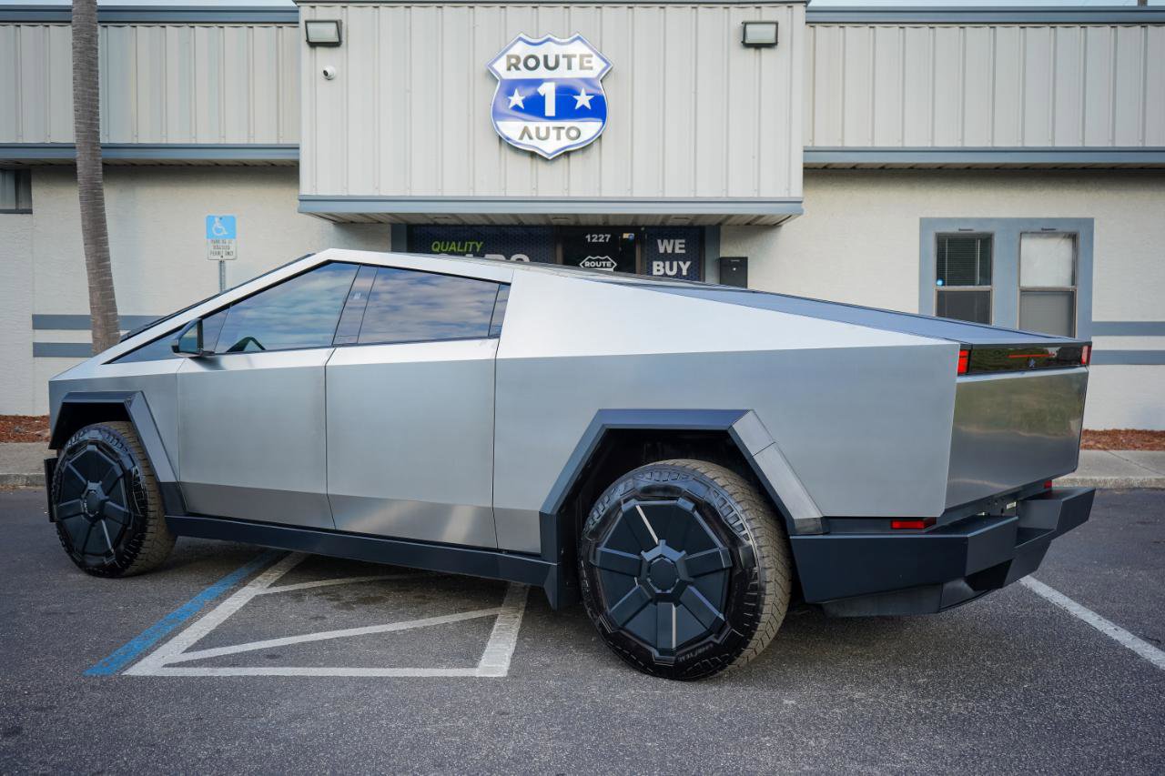 Used 2024 Tesla Cybertruck AWD Crew Cab image 3