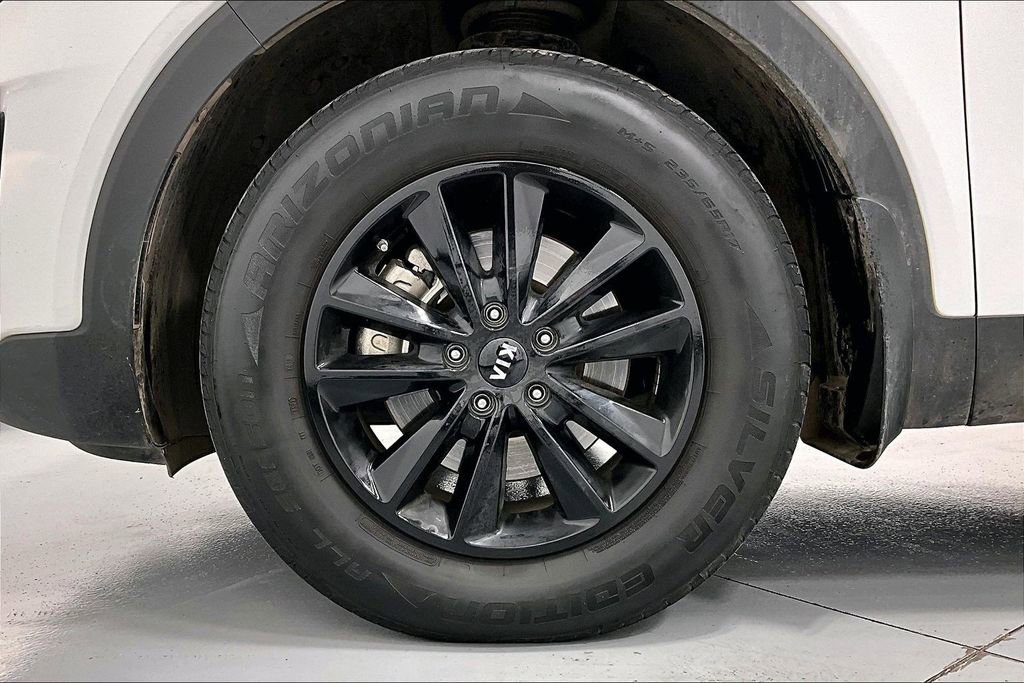 Used 2019 Kia Sorento LX image 11