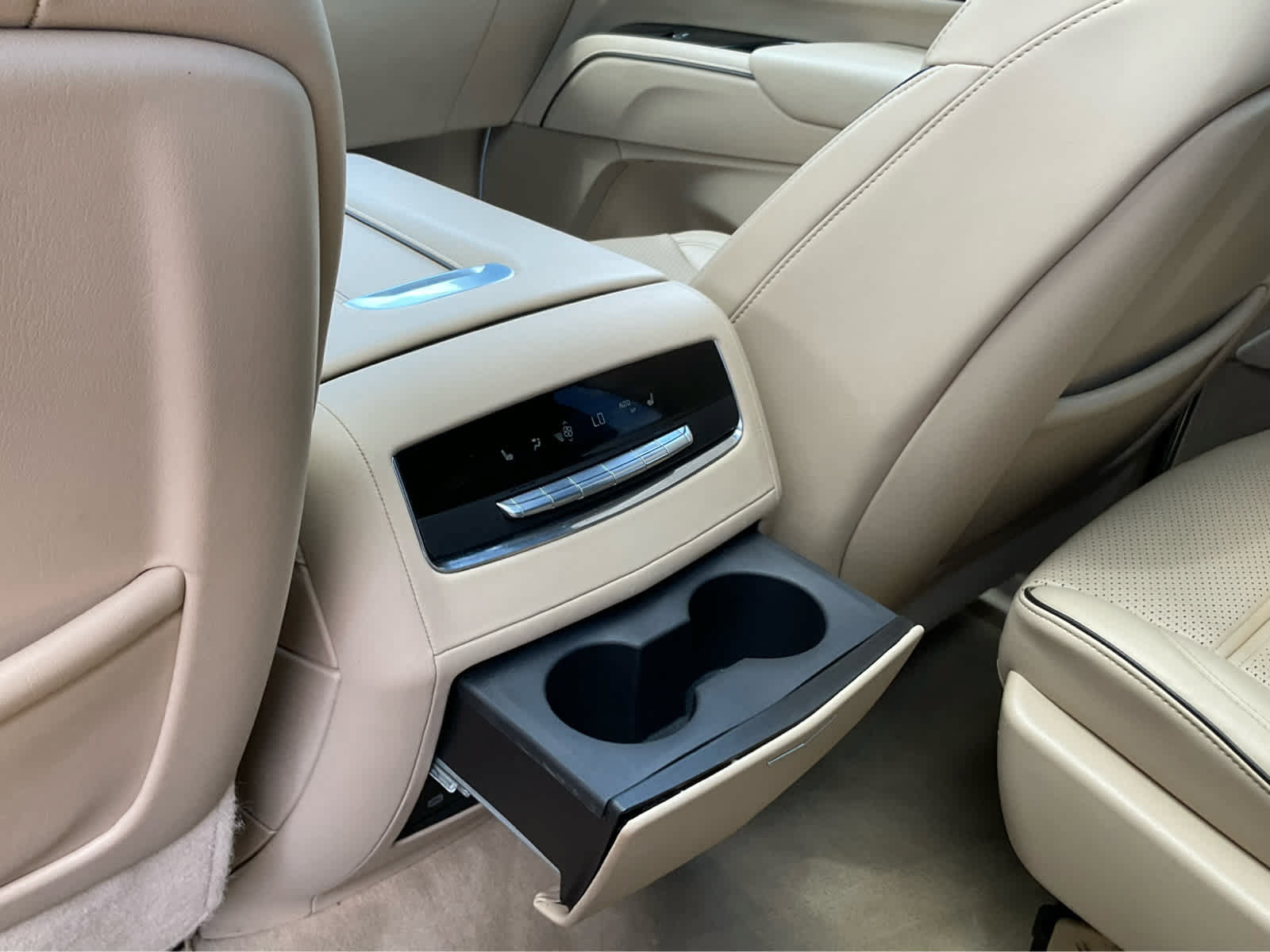 Used 2023 Cadillac Escalade Premium Luxury w/ Performance Package AWD/4WD image 24