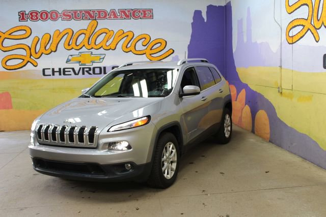 Used 2017 Jeep Cherokee Latitude w/ Cold Weather Group AWD/4WD image 2