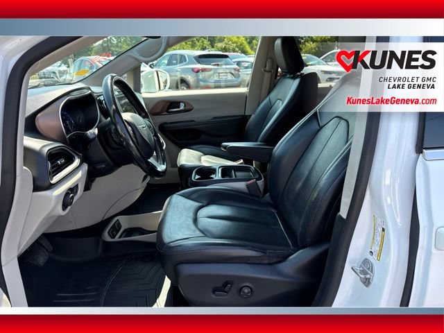 Used 2019 Chrysler Pacifica Touring-L FWD image 12