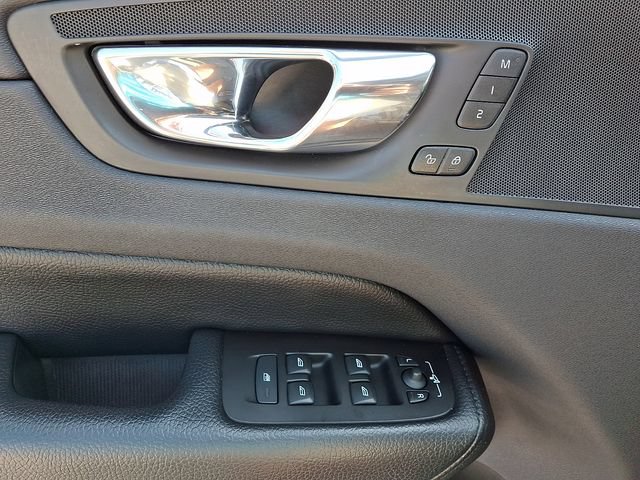 Used 2018 Volvo XC60 T5 Momentum w/ Vision Package AWD/4WD image 12