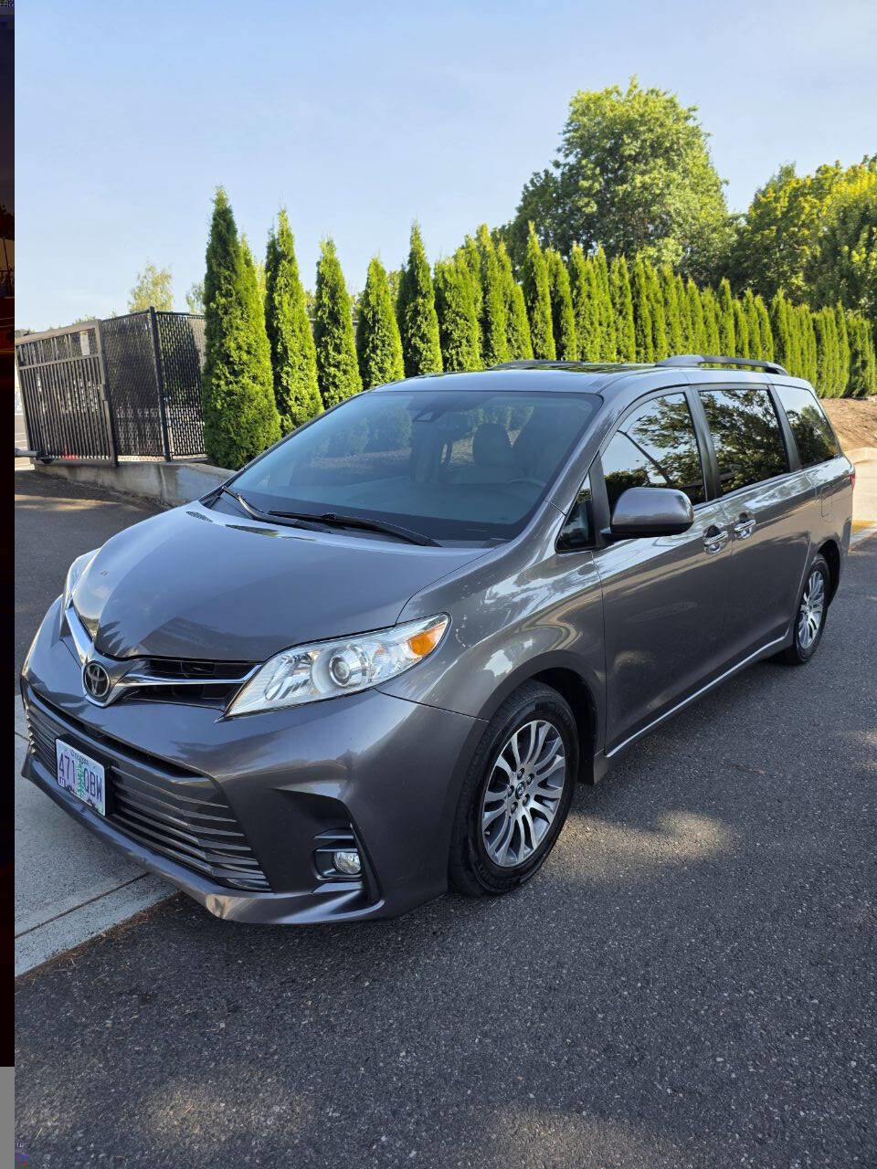 Used 2018 Toyota Sienna XLE image 3