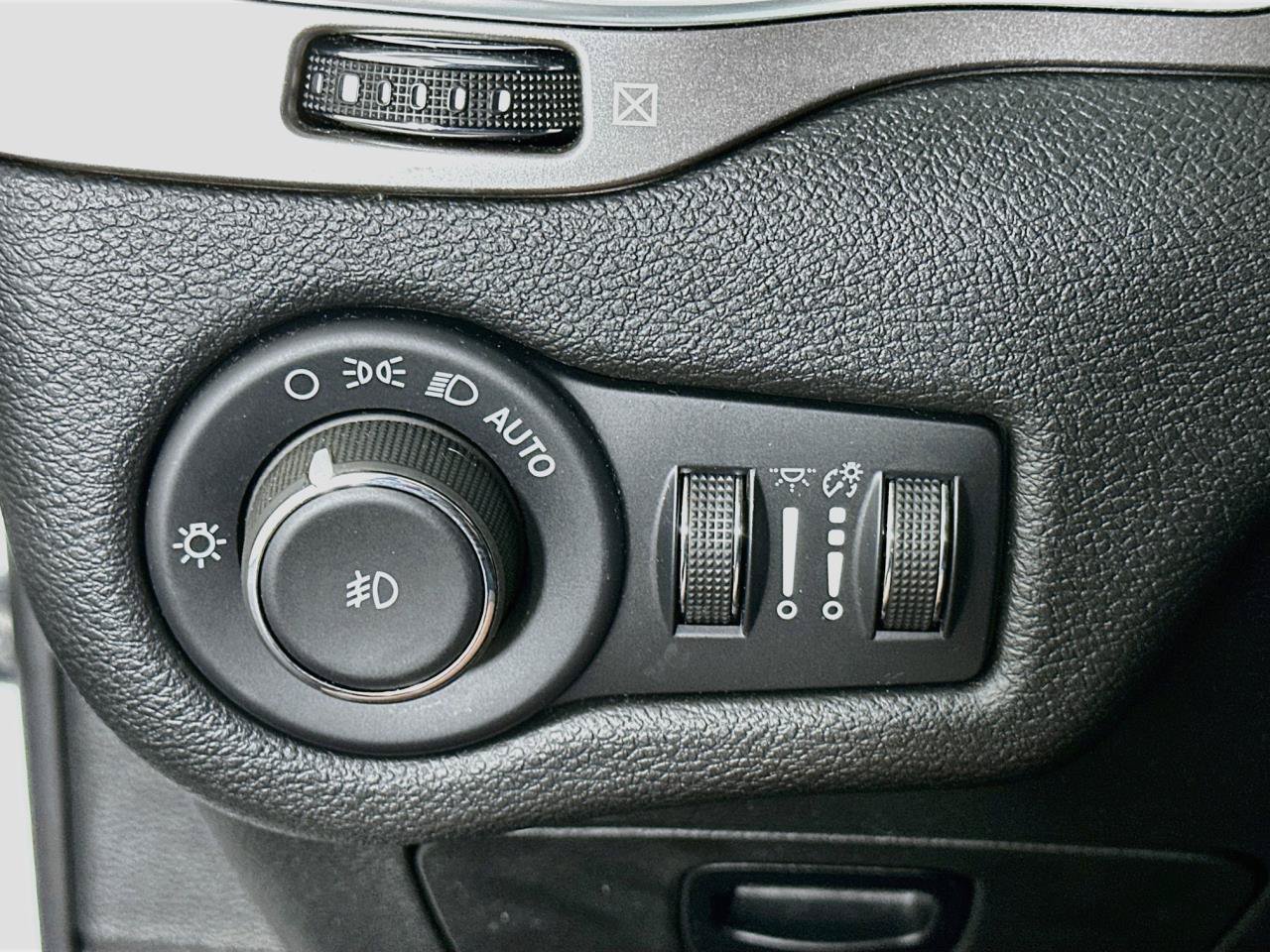 Used 2022 Jeep Cherokee Latitude Lux AWD/4WD image 17