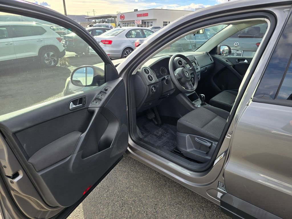 Used 2011 Volkswagen Tiguan S image 20