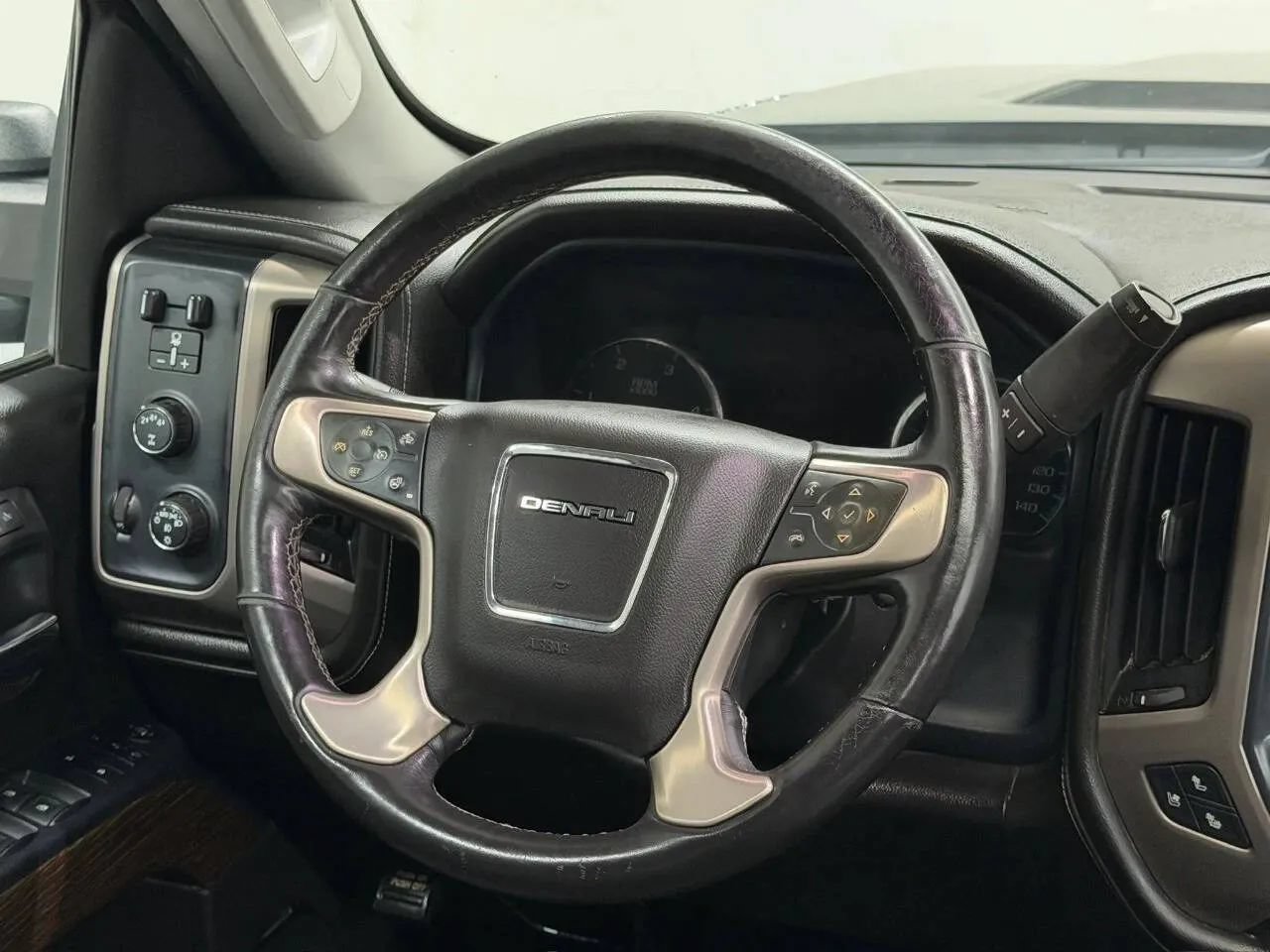 Used 2018 GMC Sierra 2500 Denali w/ Duramax Plus Package AWD/4WD image 17