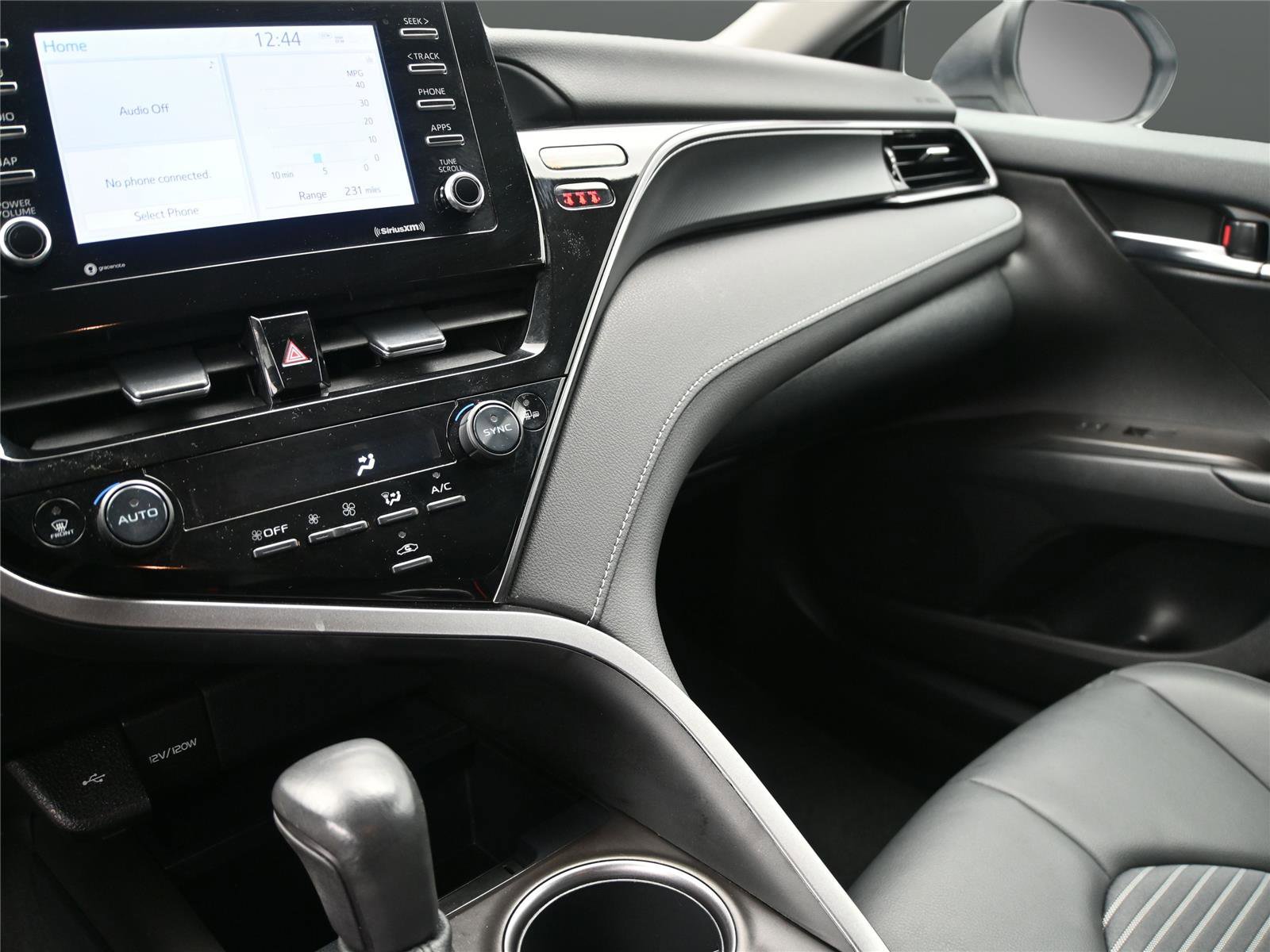 Used 2023 Toyota Camry SE image 4