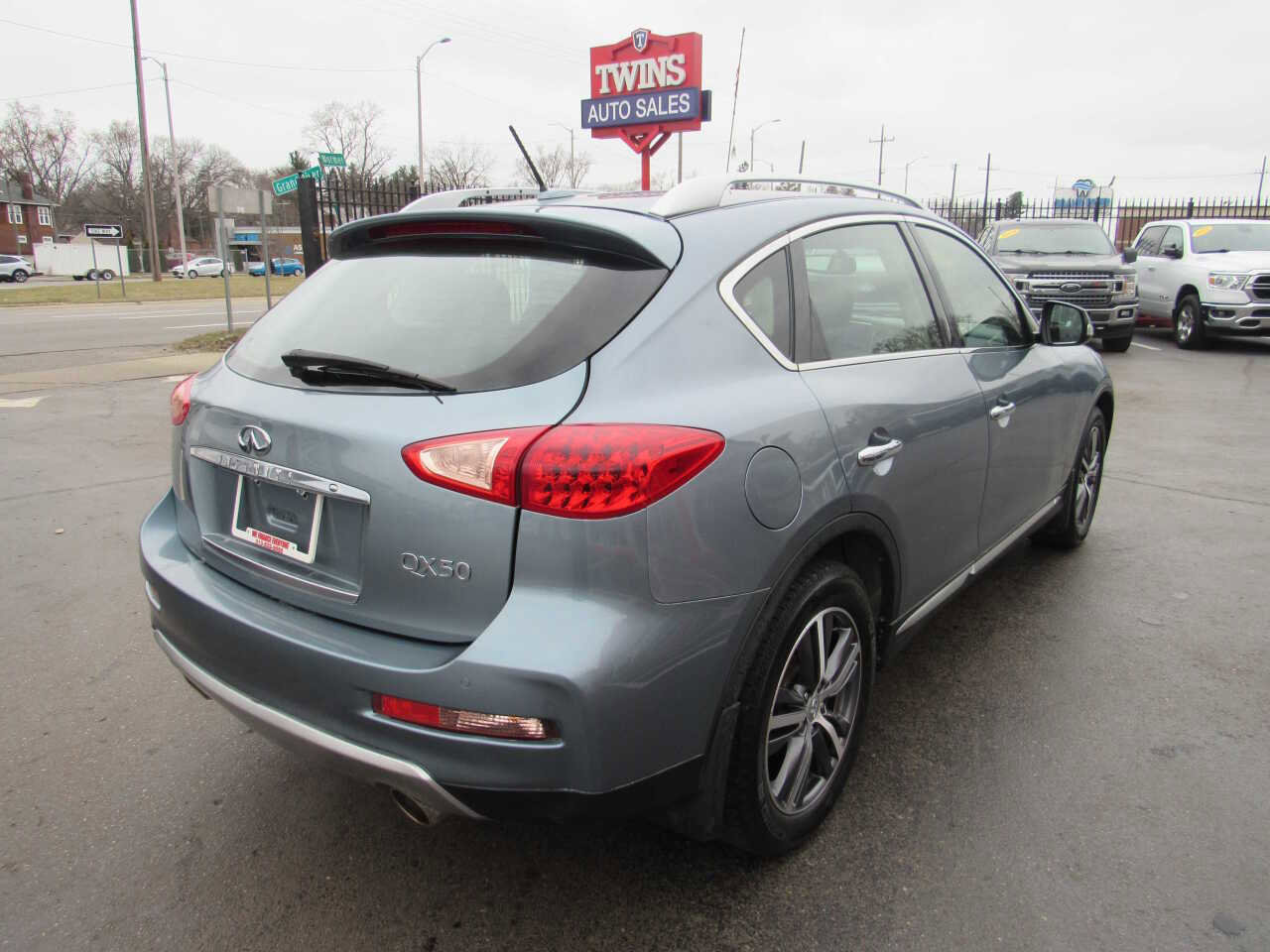 Used 2017 INFINITI QX50 Base AWD 4dr Crossover image 5