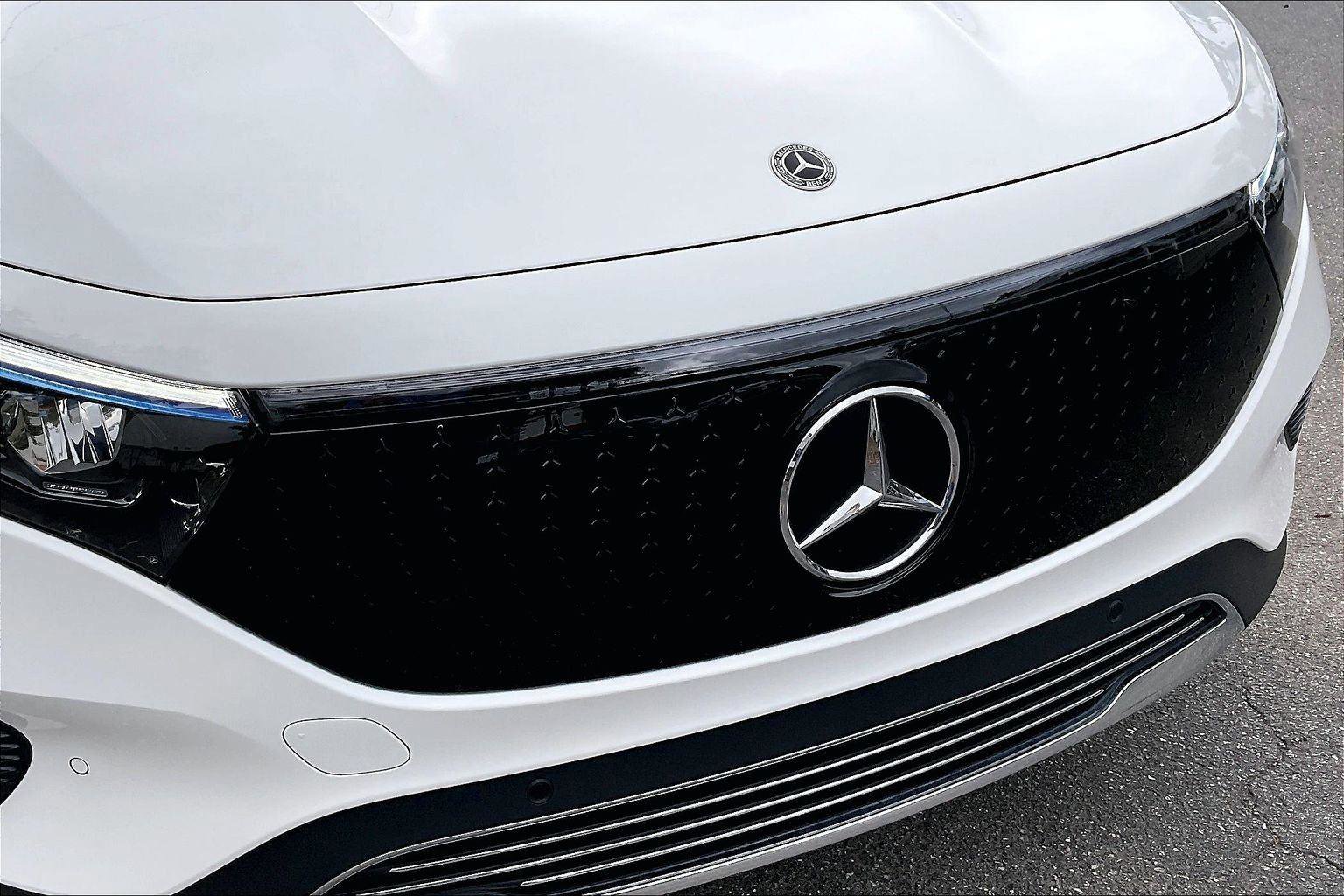 Used 2024 Mercedes-Benz EQB 300 4MATIC w/ Winter Package image 33