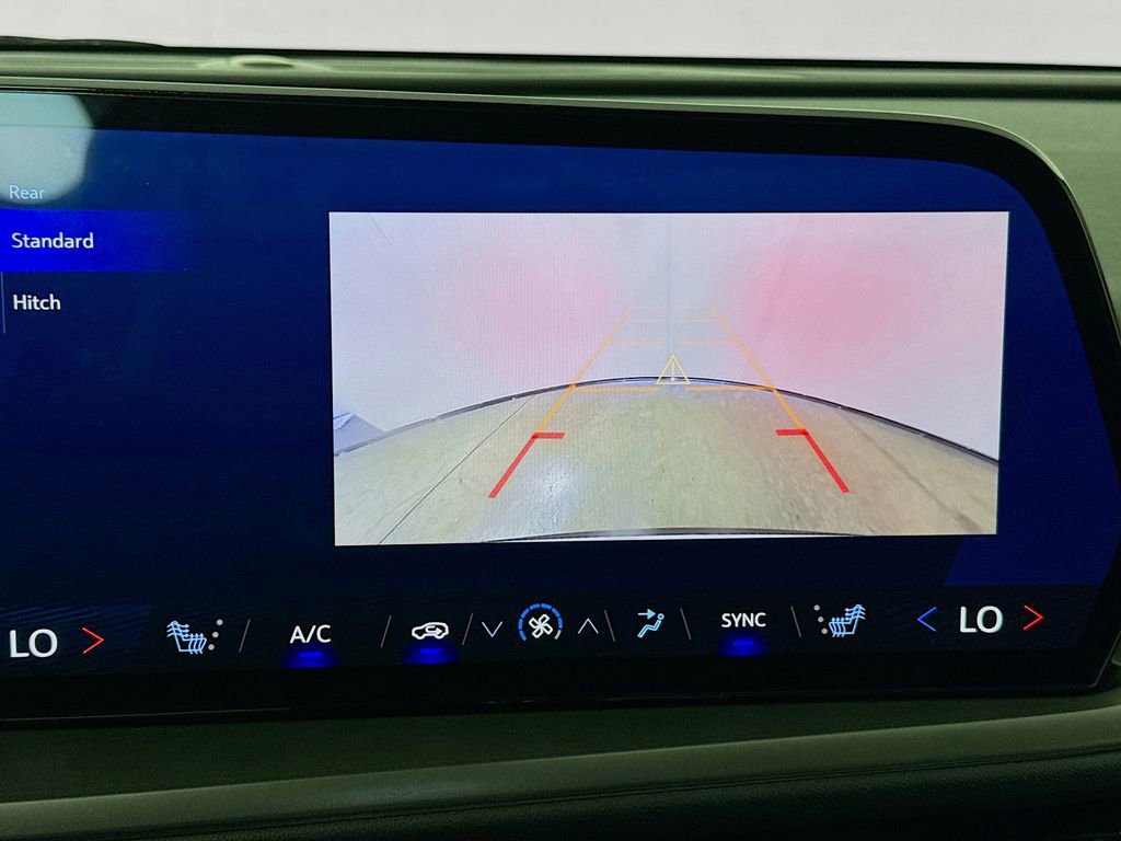 Used 2025 Chevrolet Traverse LT image 16