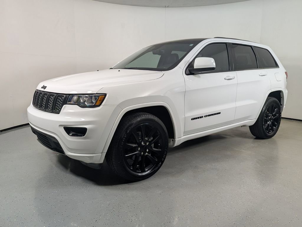 Used 2018 Jeep Grand Cherokee Altitude RWD image 3
