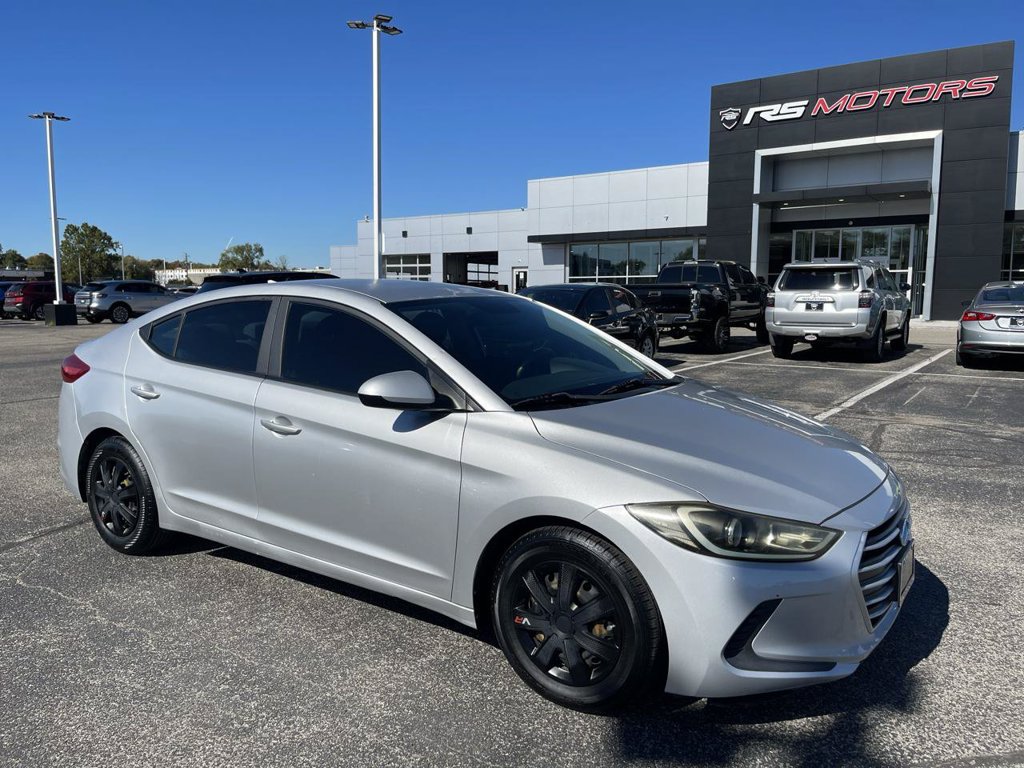 Used 2017 Hyundai Elantra SE FWD image 2