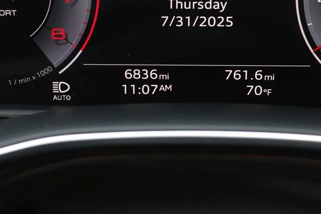 Used 2024 Audi Q8 Premium image 32