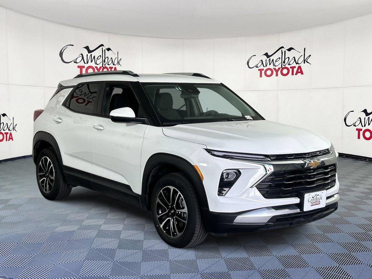Used 2025 Chevrolet TrailBlazer LT FWD image 3