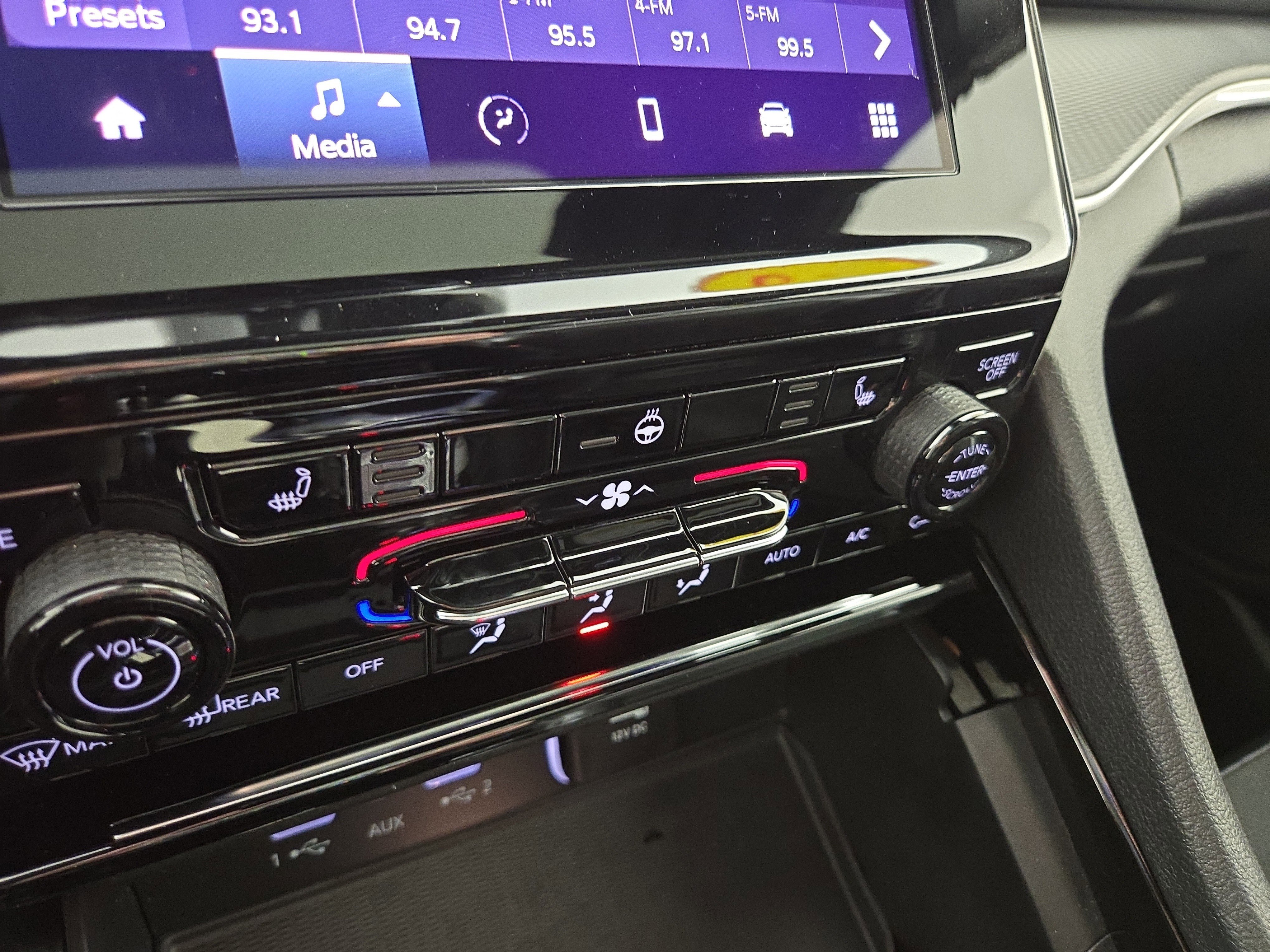 Used 2023 Jeep Grand Cherokee L Laredo image 27