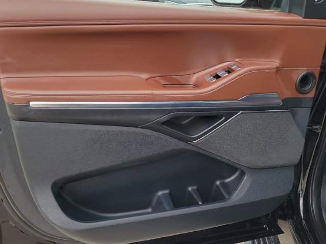 Certified 2025 Lincoln Navigator Reserve AWD/4WD image 10