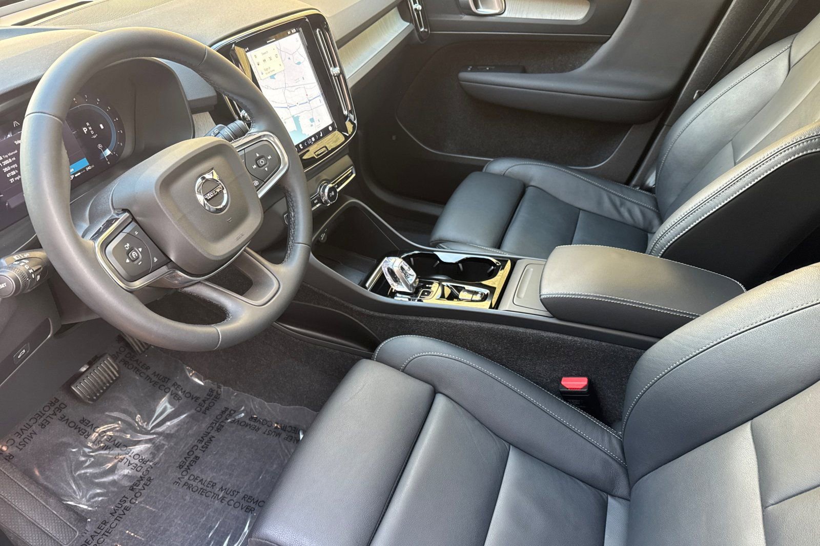 Used 2024 Volvo XC40 B5 Plus w/ Climate Package image 9