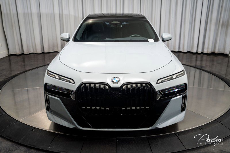 Used 2023 BMW 740i w/ Parking Assistance Package image 4