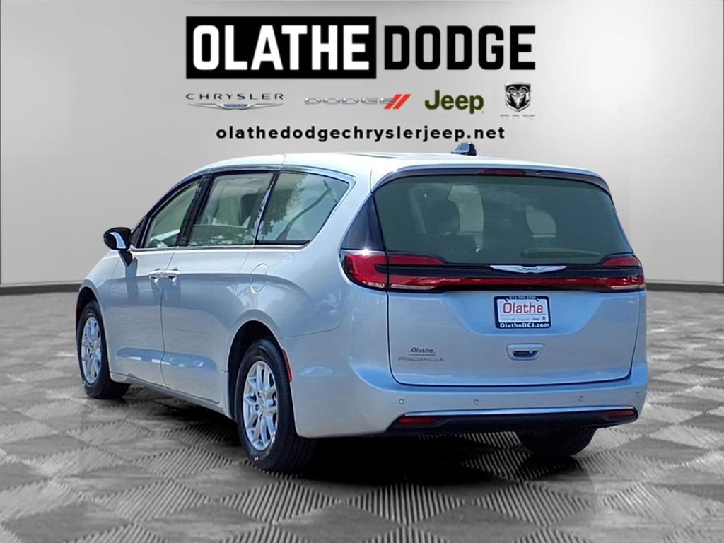 Used 2024 Chrysler Pacifica Touring-L FWD image 5