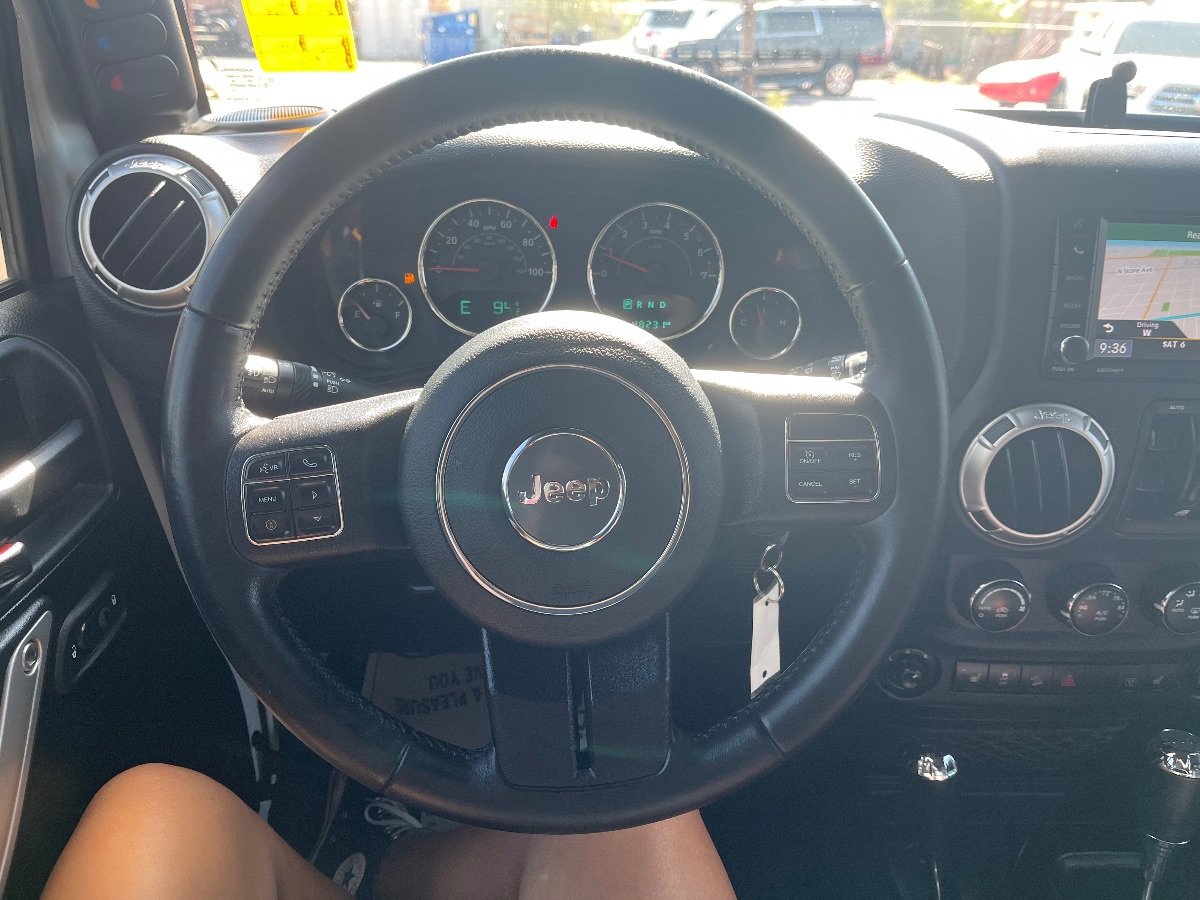 Used 2018 Jeep Wrangler Unlimited Rubicon w/ Connectivity Group AWD/4WD image 17
