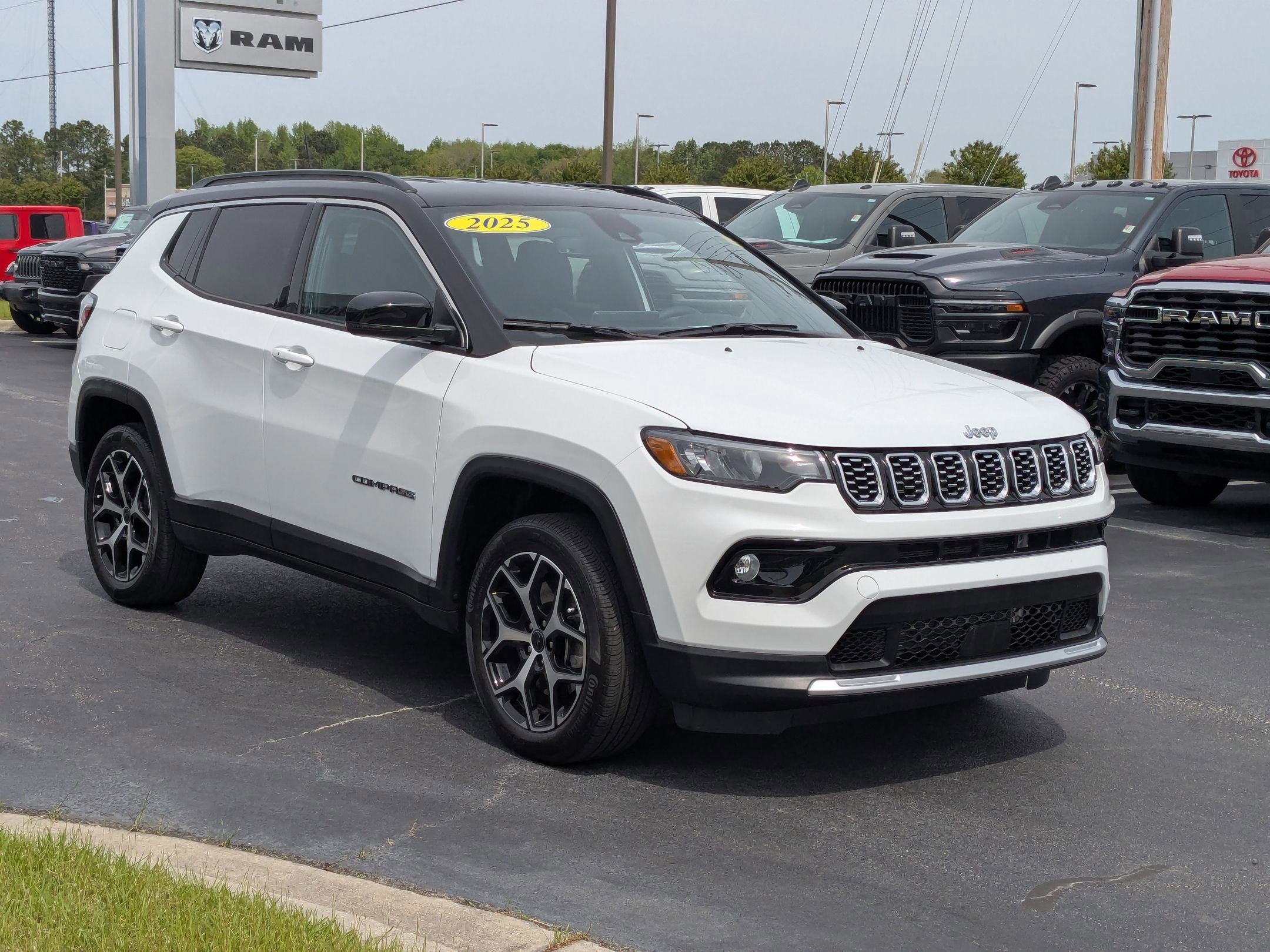 Used 2025 Jeep Compass Limited AWD/4WD image 3