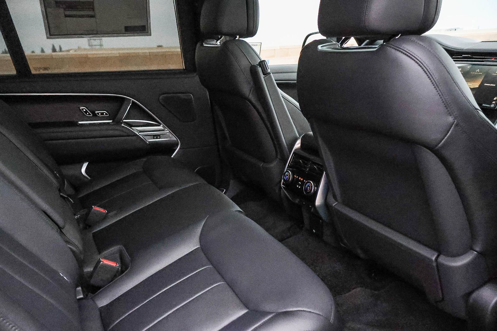 New 2025 Land Rover Range Rover Long Wheelbase SE image 21