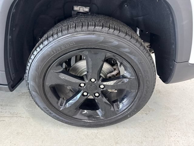 Used 2023 Jeep Grand Cherokee Limited w/ Black Appearance Package AWD/4WD image 8