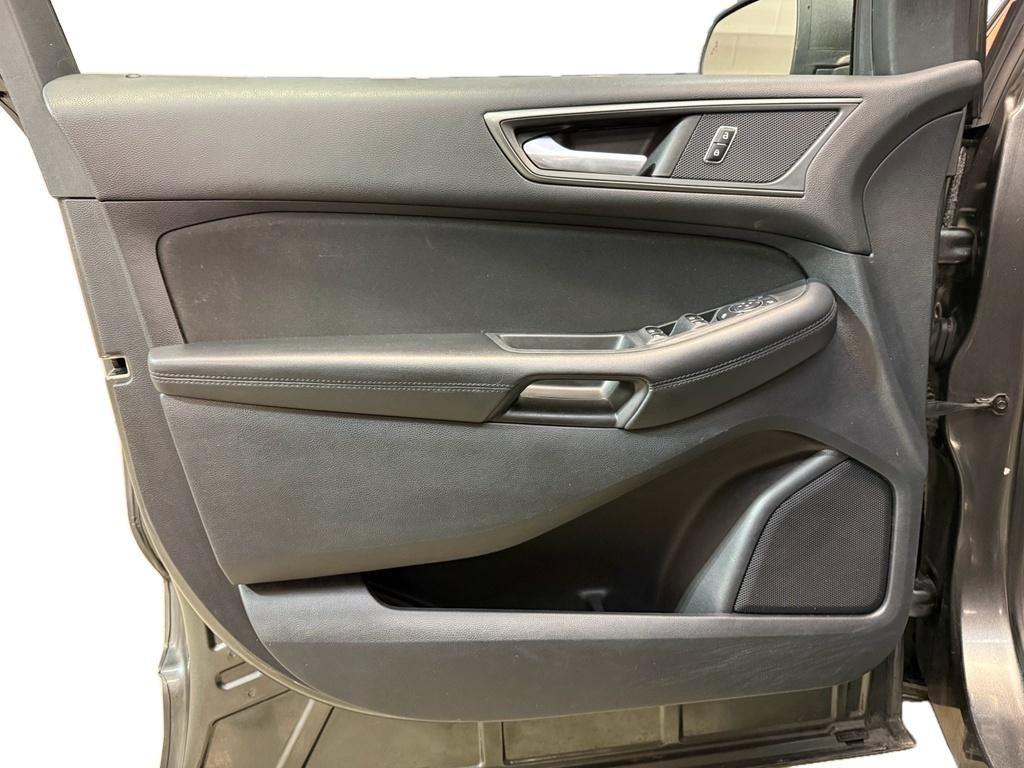 Used 2019 Ford Edge SE image 13