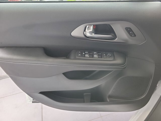 New 2027 Chrysler Pacifica Limited FWD image 12
