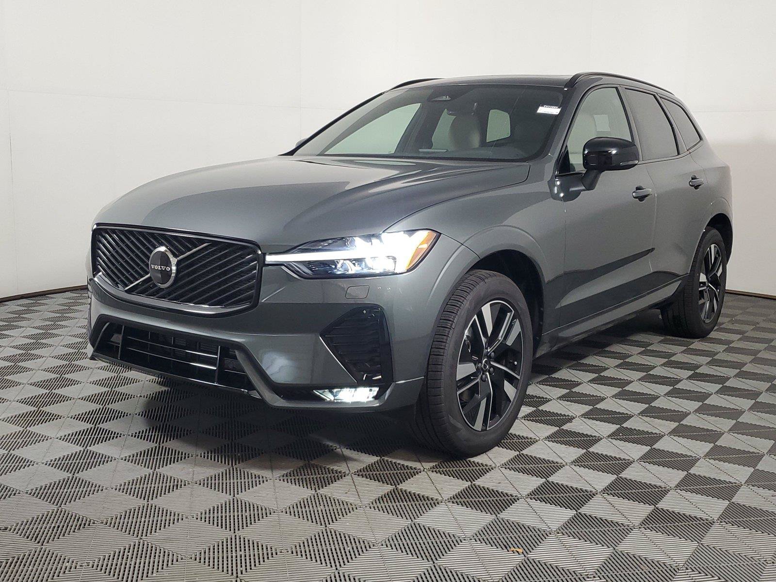 New 2027 Volvo XC60 B5 Core AWD/4WD image 3