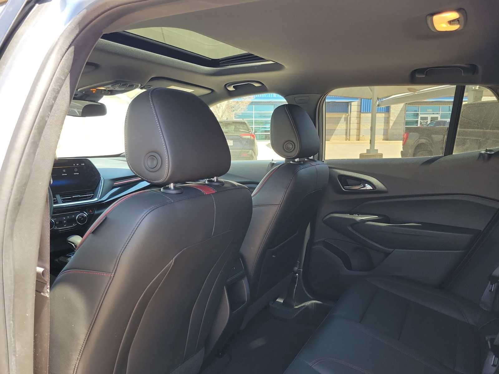 Used 2025 Chevrolet Trax RS w/ Sunroof Package image 16